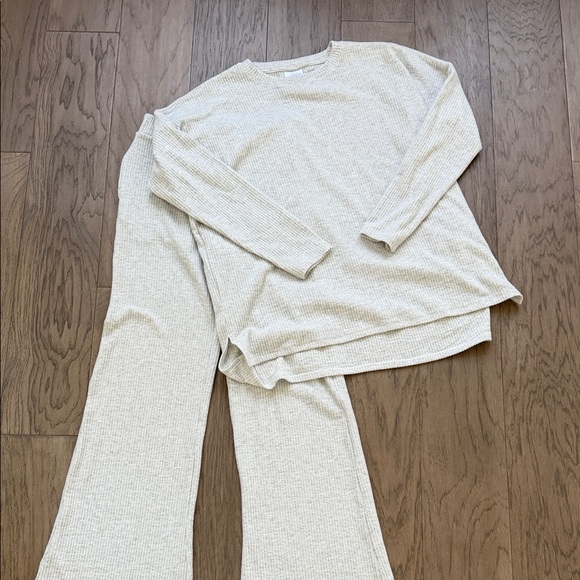 Talulah Cozy Ribbed Set - Picture 5 of 9